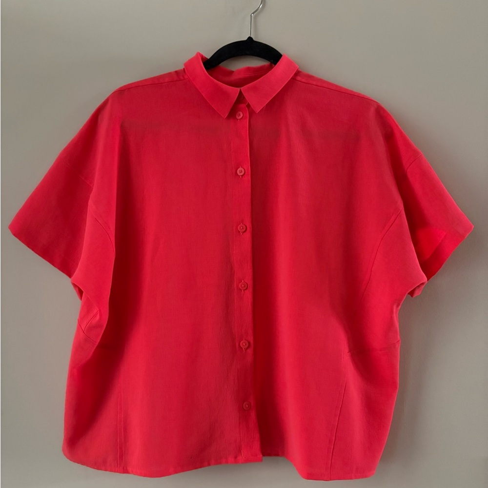 LULULEMON SHORT SLEEVED BUTTON UP SIZE 8
